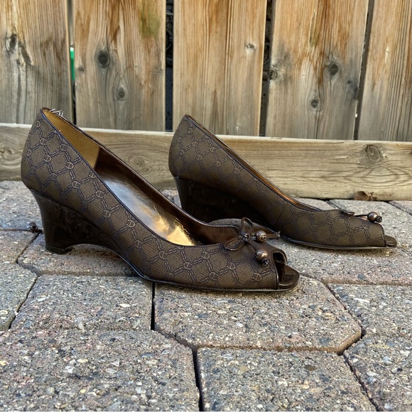 Etienne Aigner print brown women bow front peekaboo wedge heels. Size 7.5. Used - Picture 1 of 8